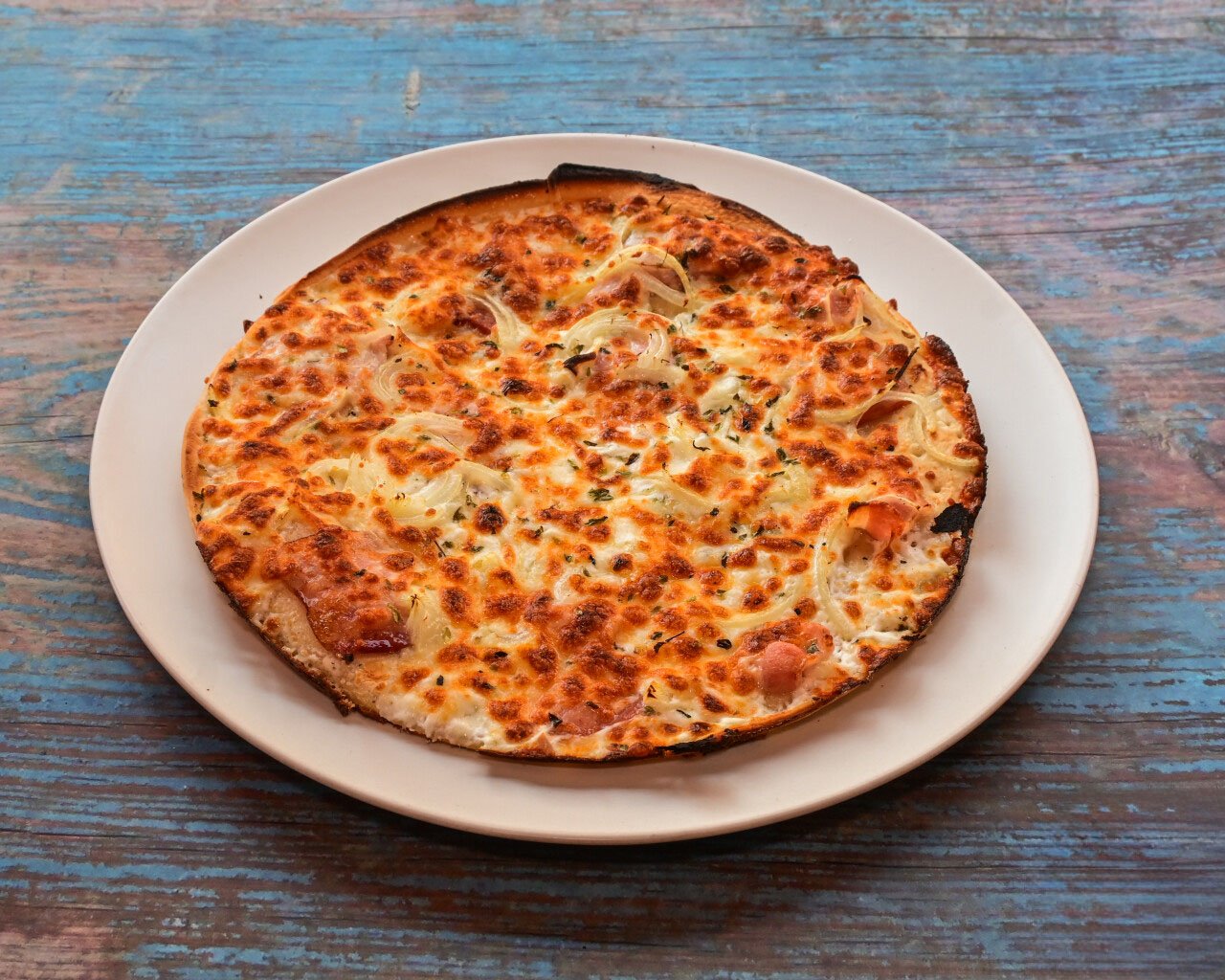 Nuestra Carta 4 pizza de Nata, Bacon, Cebolla, Mozzarella y Orégano.