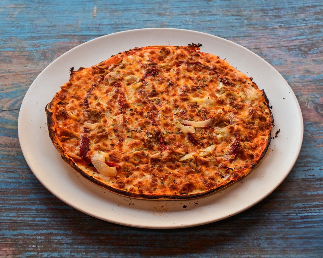 Nuestra Carta 3 pizza de Tomate, Atún, P. rojo, Cebolla, Mozzarella y Orégano.